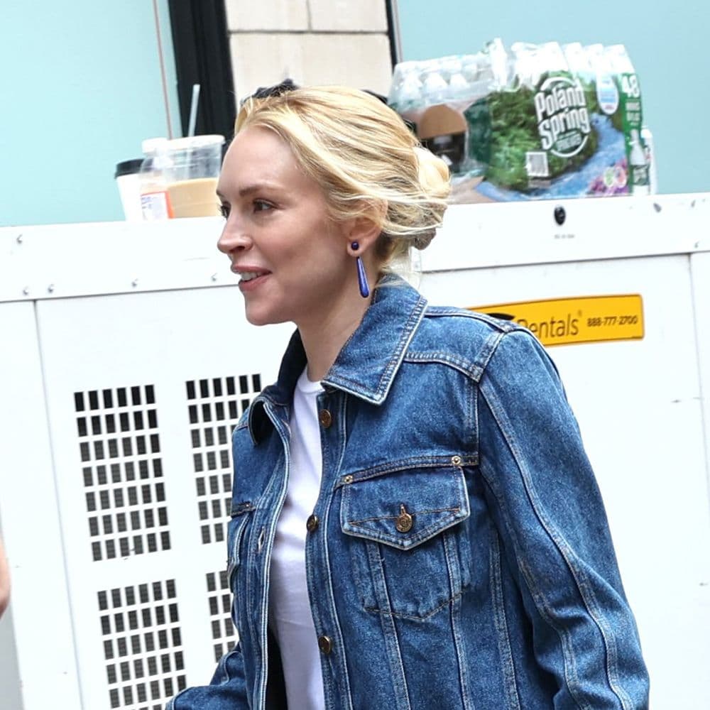  Lindsay Lohan Knows That This Will Always Be the Coolest Way to Wear a Millennial-Coded Denim Jacket  